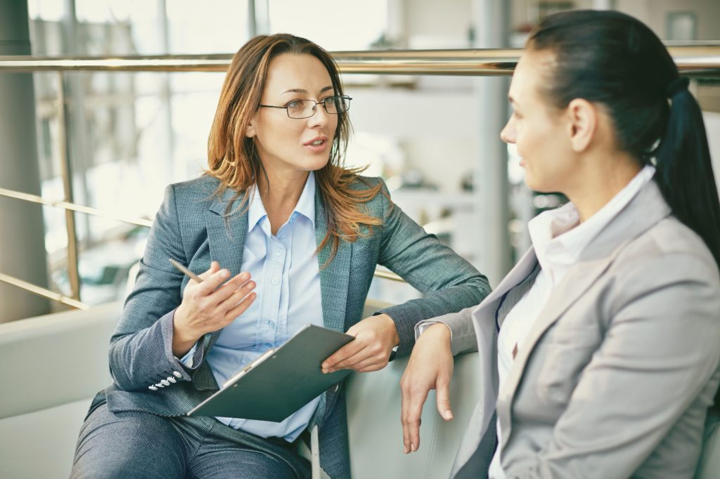 2 women having a discussion in a workplace